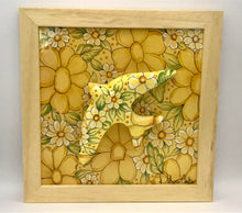 Carregar imagem no visualizador da galeria, Andorinha, Pintura, Azulejo, Decoração, Amarelo, Margaridas, Andorinha de cerâmica, Andorinha Portuguesa, pintura em azulejo, Cerâmica, Quadro