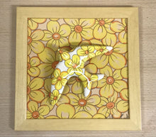 Carregar imagem no visualizador da galeria, Andorinha, Pintura, Azulejo, Decoração, Amarelo, Margaridas, Andorinha de cerâmica, Andorinha Portuguesa, pintura em azulejo, Cerâmica, Quadro