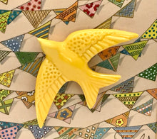 Carregar imagem no visualizador da galeria, Andorinha, Pintura, Azulejo, Decoração, banderolas, banderinhas, São João, Festa Junina, Popular, amarelo, quadro de andorinha, arte, pintura em azulejo