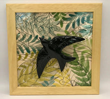 Carregar imagem no visualizador da galeria, Andorinha, Pintura, Azulejo, Decoração, folhagem, natureza, pintura em azulejo, andorinha portuguesa, pintura em cerâmica, quadro de andorinha, quadro,