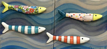 Carregar imagem no visualizador da galeria, Quadro cardume de mini sardinhas 18 x 33 x 1,7cm