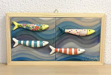 Carregar imagem no visualizador da galeria, Quadro cardume de mini sardinhas 18 x 33 x 1,7cm