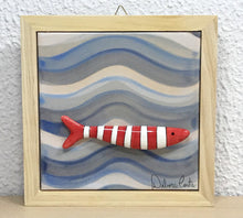 Carregar imagem no visualizador da galeria, Quadrinho de azulejo com mini sardinhas de cerâmica