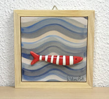 Carregar imagem no visualizador da galeria, Quadrinho de azulejo com mini sardinhas de cerâmica