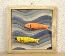 Carregar imagem no visualizador da galeria, Quadrinho de azulejo com mini sardinhas de cerâmica