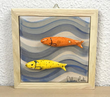 Carregar imagem no visualizador da galeria, Quadrinho de azulejo com mini sardinhas de cerâmica