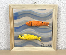 Carregar imagem no visualizador da galeria, Quadrinho de azulejo com mini sardinhas de cerâmica