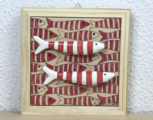 Carregar imagem no visualizador da galeria, Quadrinho de azulejo com mini sardinhas de cerâmica