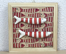 Carregar imagem no visualizador da galeria, Quadrinho de azulejo com mini sardinhas de cerâmica