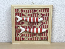 Carregar imagem no visualizador da galeria, Quadrinho de azulejo com mini sardinhas de cerâmica