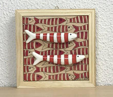 Carregar imagem no visualizador da galeria, Quadrinho de azulejo com mini sardinhas de cerâmica