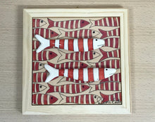Carregar imagem no visualizador da galeria, Quadrinho de azulejo com mini sardinhas de cerâmica