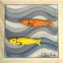 Carregar imagem no visualizador da galeria, Quadrinho de azulejo com mini sardinhas de cerâmica