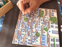 Carregar imagem no visualizador da galeria, Tábua de Madeira com Azulejo 50x22cm - Naif