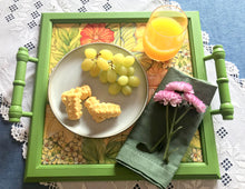 Carregar imagem no visualizador da galeria, Bandeja de Madeira com azulejos pintados à mão - Floral 42 x 37cm