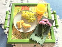 Carregar imagem no visualizador da galeria, Bandeja de Madeira com azulejos pintados à mão - Floral 42 x 37cm