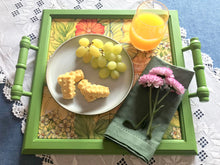 Carregar imagem no visualizador da galeria, Bandeja de Madeira com azulejos pintados à mão - Floral 42 x 37cm