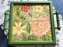 Carregar imagem no visualizador da galeria, Bandeja de Madeira com azulejos pintados à mão - Floral 42 x 37cm