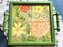 Carregar imagem no visualizador da galeria, Bandeja de Madeira com azulejos pintados à mão - Floral 42 x 37cm
