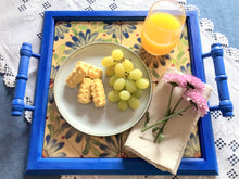 Carregar imagem no visualizador da galeria, Bandeja de Madeira com azulejos pintados à mão - Floral 42 x 37cm
