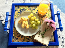 Carregar imagem no visualizador da galeria, Bandeja de Madeira com azulejos pintados à mão - Floral 42 x 37cm