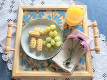 Carregar imagem no visualizador da galeria, Bandeja de Madeira com azulejos pintados à mão - Floral 42 x 37cm