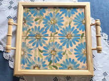 Carregar imagem no visualizador da galeria, Bandeja de Madeira com azulejos pintados à mão - Floral 42 x 37cm