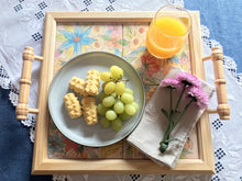 Carregar imagem no visualizador da galeria, Bandeja de Madeira com azulejos pintados à mão - Floral 42 x 37cm