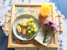 Carregar imagem no visualizador da galeria, Bandeja de Madeira com azulejos pintados à mão - Floral 42 x 37cm