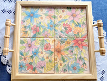 Carregar imagem no visualizador da galeria, Bandeja de Madeira com azulejos pintados à mão - Floral 42 x 37cm