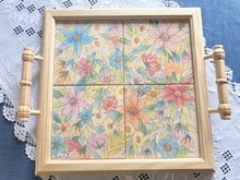 Carregar imagem no visualizador da galeria, Bandeja de Madeira com azulejos pintados à mão - Floral 42 x 37cm