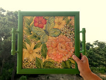 Carregar imagem no visualizador da galeria, Bandeja de Madeira com azulejos pintados à mão - Floral 42 x 37cm