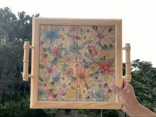 Carregar imagem no visualizador da galeria, Bandeja de Madeira com azulejos pintados à mão - Floral 42 x 37cm