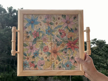 Carregar imagem no visualizador da galeria, Bandeja de Madeira com azulejos pintados à mão - Floral 42 x 37cm