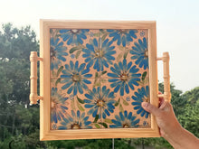 Carregar imagem no visualizador da galeria, Bandeja de Madeira com azulejos pintados à mão - Floral 42 x 37cm