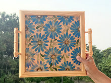 Carregar imagem no visualizador da galeria, Bandeja de Madeira com azulejos pintados à mão - Floral 42 x 37cm