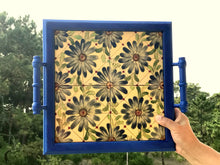 Carregar imagem no visualizador da galeria, Bandeja de Madeira com azulejos pintados à mão - Floral 42 x 37cm