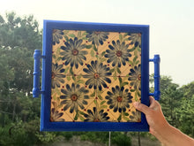 Carregar imagem no visualizador da galeria, Bandeja de Madeira com azulejos pintados à mão - Floral 42 x 37cm