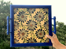 Carregar imagem no visualizador da galeria, Bandeja de Madeira com azulejos pintados à mão - Floral 42 x 37cm