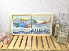 Carregar imagem no visualizador da galeria, Quadro cardume de mini sardinhas 18 x 33 x 1,7cm