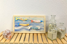 Carregar imagem no visualizador da galeria, Quadro cardume de mini sardinhas 18 x 33 x 1,7cm