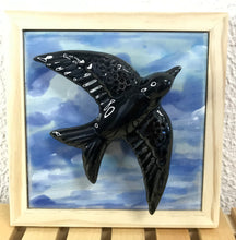 Carregar imagem no visualizador da galeria, Mini Quadrinho de Azulejo com Andorinha, 18x18cm