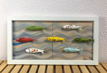 Carregar imagem no visualizador da galeria, Quadro cardume com 7 mini sardinhas 23,5x 43,5cm