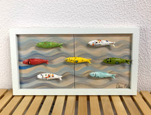 Carregar imagem no visualizador da galeria, Quadro cardume com 7 mini sardinhas 23,5x 43,5cm