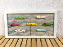 Carregar imagem no visualizador da galeria, Quadro cardume com 7 mini sardinhas 23,5x 43,5cm