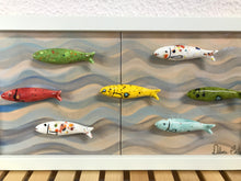 Carregar imagem no visualizador da galeria, Quadro cardume com 7 mini sardinhas 23,5x 43,5cm