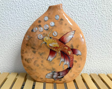 Carregar imagem no visualizador da galeria, Jarra de Cerâmica Carpa 24 x 28 x 5,5 cm