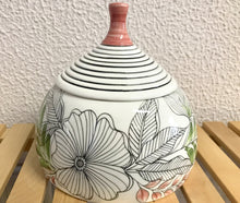 Carregar imagem no visualizador da galeria, Pote de cerâmica com tampa