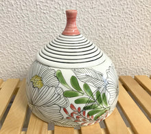 Carregar imagem no visualizador da galeria, Pote de cerâmica com tampa