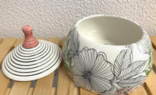 Carregar imagem no visualizador da galeria, Pote de cerâmica com tampa